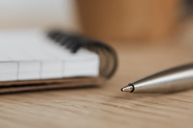 Deutschlandkarte auf einem Schreibtisch mit Notizbuch und Stift