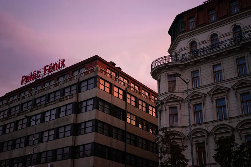 Hotelgebäude am Abend von außen